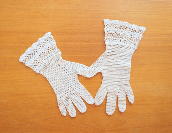 40s ivory crocheted lace gloves / 1940s mesh glov… - image 1