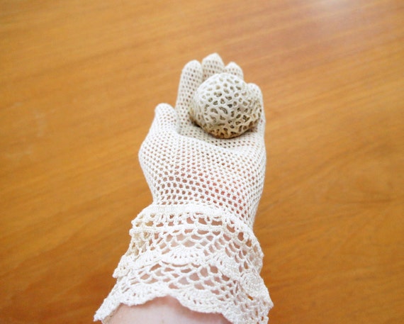 40s ivory crocheted lace gloves / 1940s mesh glov… - image 4