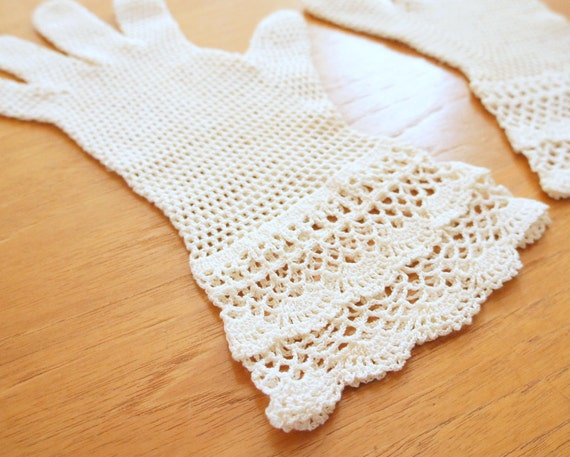 40s ivory crocheted lace gloves / 1940s mesh glov… - image 2