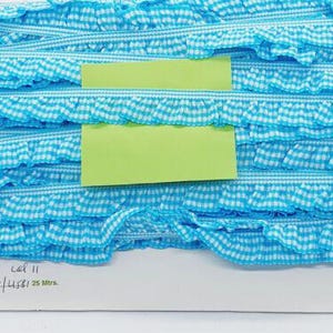 Könnte beinhalten: Blau-weißes Gingham-Band mit gekräuselten Kanten. Das Band ist 25 Yards lang.