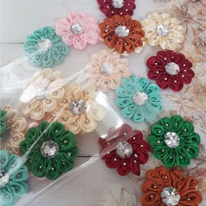 24x applicazioni di fiori gioiello in raso multicolore