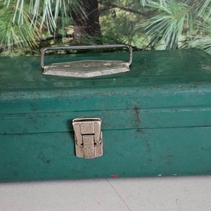 Vintage 1950s Victor Fishing Metal Tackle Box w/Lures Reels Plus Atco  Lititz,PA