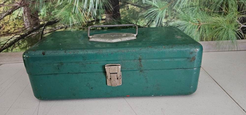 VICTOR Steel Green Metal Tackle Box Atco Lititz Pa. USA Metal