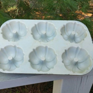 Nordic Ware Mini Bundt Pan Avocado & White, Bundtlette Pan, Vintage Bakeware Kitchen Tool