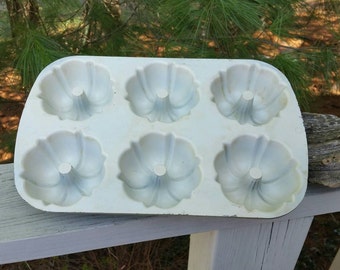 Nordic Ware Mini Bundt Pan Avocado & White, Bundtlette Pan, Vintage Bakeware Kitchen Tool