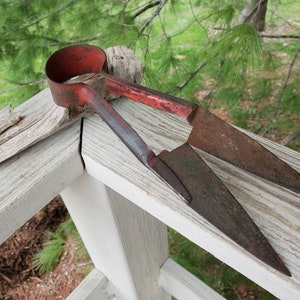 Old Metal Sheep Shears, Vintage Farm Tool, Farm Supply Sheep Shears Red & Green Faded Paint   #4T