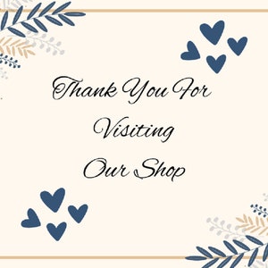 K&ouml;nnte beinhalten: Ein beigefarbener Hintergrund mit einem goldenen Rahmen und blauen Herzen. Der Text "Thank You For Visiting Our Shop" ist in schwarzer Kursivschrift geschrieben. Die Ecken des Bildes sind mit braunen und grauen floralen Designs verziert.