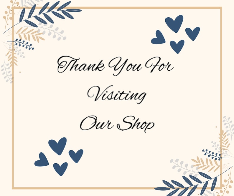K&ouml;nnte beinhalten: Ein beigefarbener Hintergrund mit einem goldenen Rahmen und blauen Herzen. Der Text "Thank You For Visiting Our Shop" ist in schwarzer Kursivschrift geschrieben. Die Ecken des Bildes sind mit braunen und grauen floralen Designs verziert.