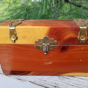 Cedar Wood Trunk Style Souvenir Jewelry Box with Decorative Gold Straps