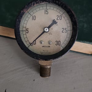 Vintage Marsh Instrument Company Vacuum Gauge 2 5/8 Inches in Diameter 0 - 30 PSI Black Steel Body with Glass Face  #4727