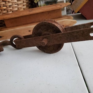 Rusty Cast Iron Single Pulley with Iron Hook & Bracket Rustic Farmhouse Decor   #1057