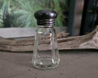 Small Octagon Glass Salt Shaker Vintage Kitchenware #5154 RY