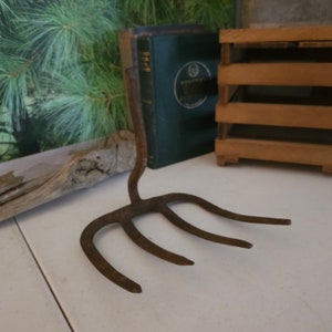 Rustic 4 Tine Curved Pitchfork Cultivator Head Cast Iron Rusty Antique Hay Fork Hand Forged   #3598