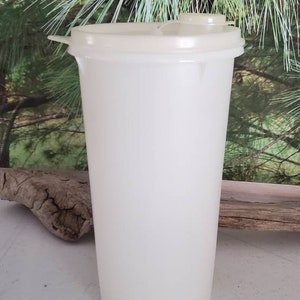 1970s Tupperware Round 1.5 Quart Opaque White Dry Goods or Liquids  Kitchenware Storage Container 261-15    #3142