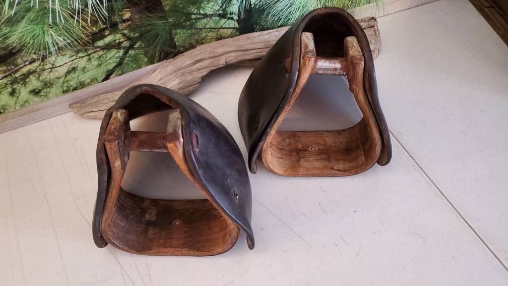 Ancien étrier de poulie de métier à tisser en bois dur sculpté d'un bec