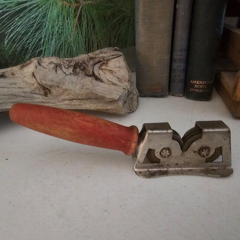 1950s Red Wood Handle EVERSHARP Knife Sharpener Kitchen Gadget Farmhouse Kitchen Decor #3961 RY Bild 5
