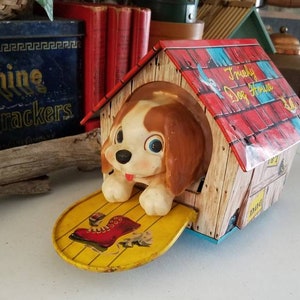 1960&#39;s Yonezawa Litho Working Battery Operated Tricky Dog House Toy Barking Moving Tin Dog Toy Japan Collectible Mechanical Toy