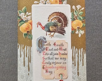 Può includere: Cartolina vintage del Ringraziamento con un'illustrazione di tacchino. La cartolina ha un bordo dorato in rilievo con accenti di frutta e fiori. Il testo sulla cartolina recita: "North South East and West, Lets all join hands, So that we may Truly rejoice on Thanksgiving Day."
