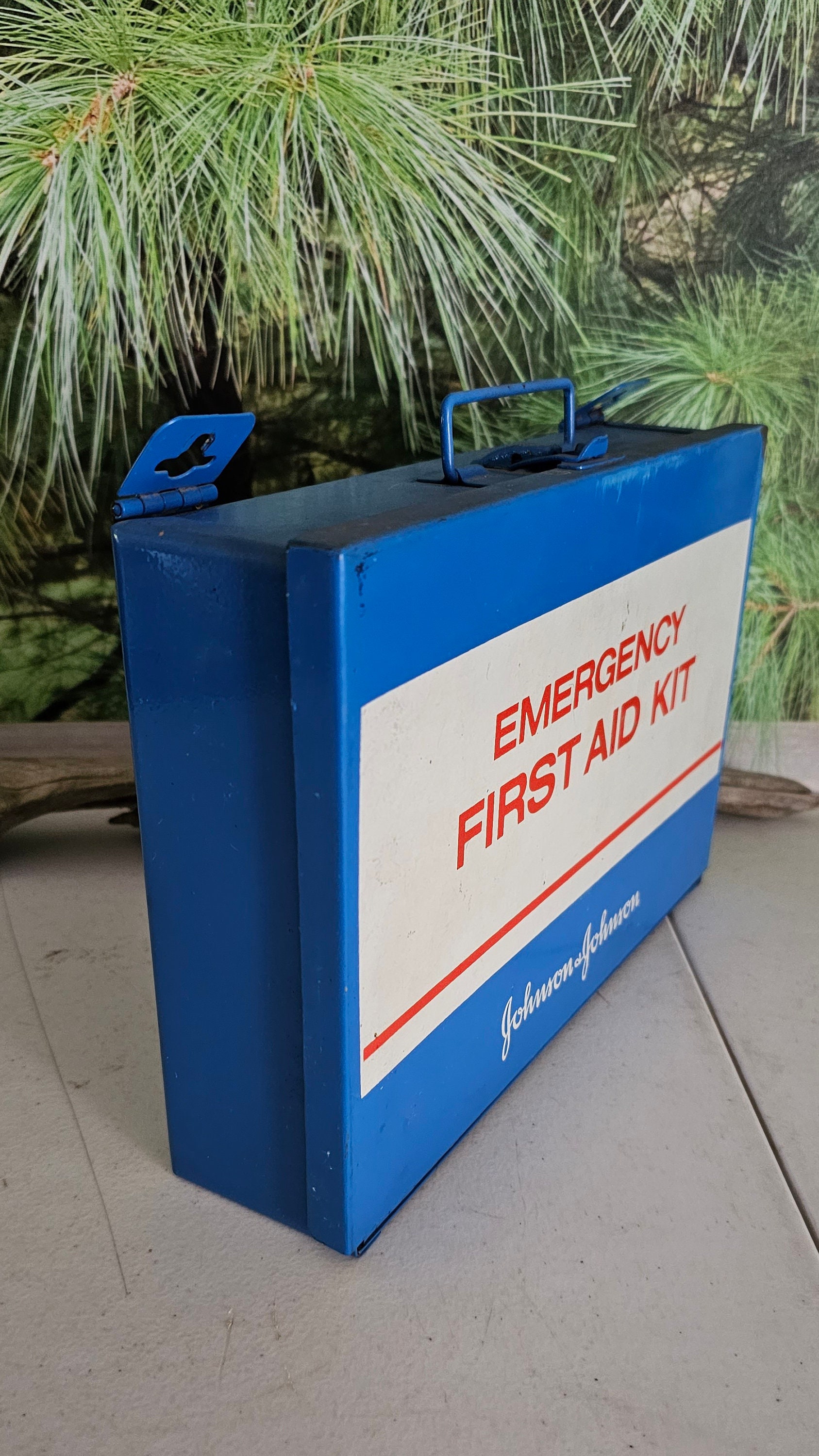 1980s Johnson & Johnson Emergency First Aid Kit 8116CH Blue, White