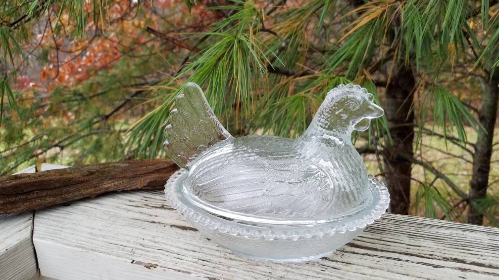 【送料無料】インディアンガラス 小物入れ ニワトリ Hen on Nest Clear Glass Chicken Hen on Nest by Indiana Glass Collectible