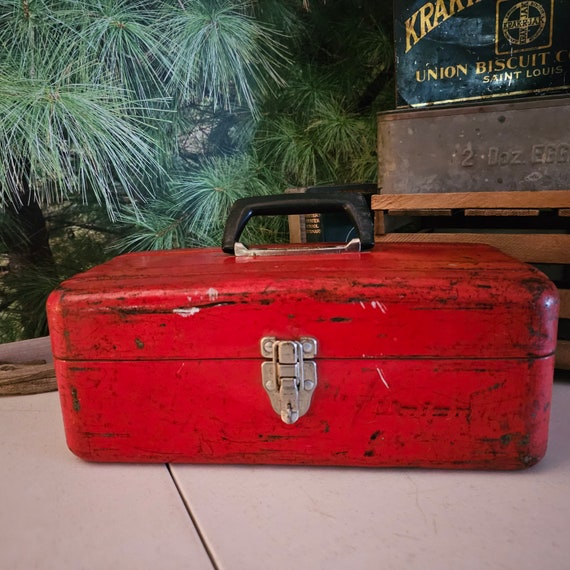 Distressed Red Union Steel Metal Tackle Box Vintage Single Tray