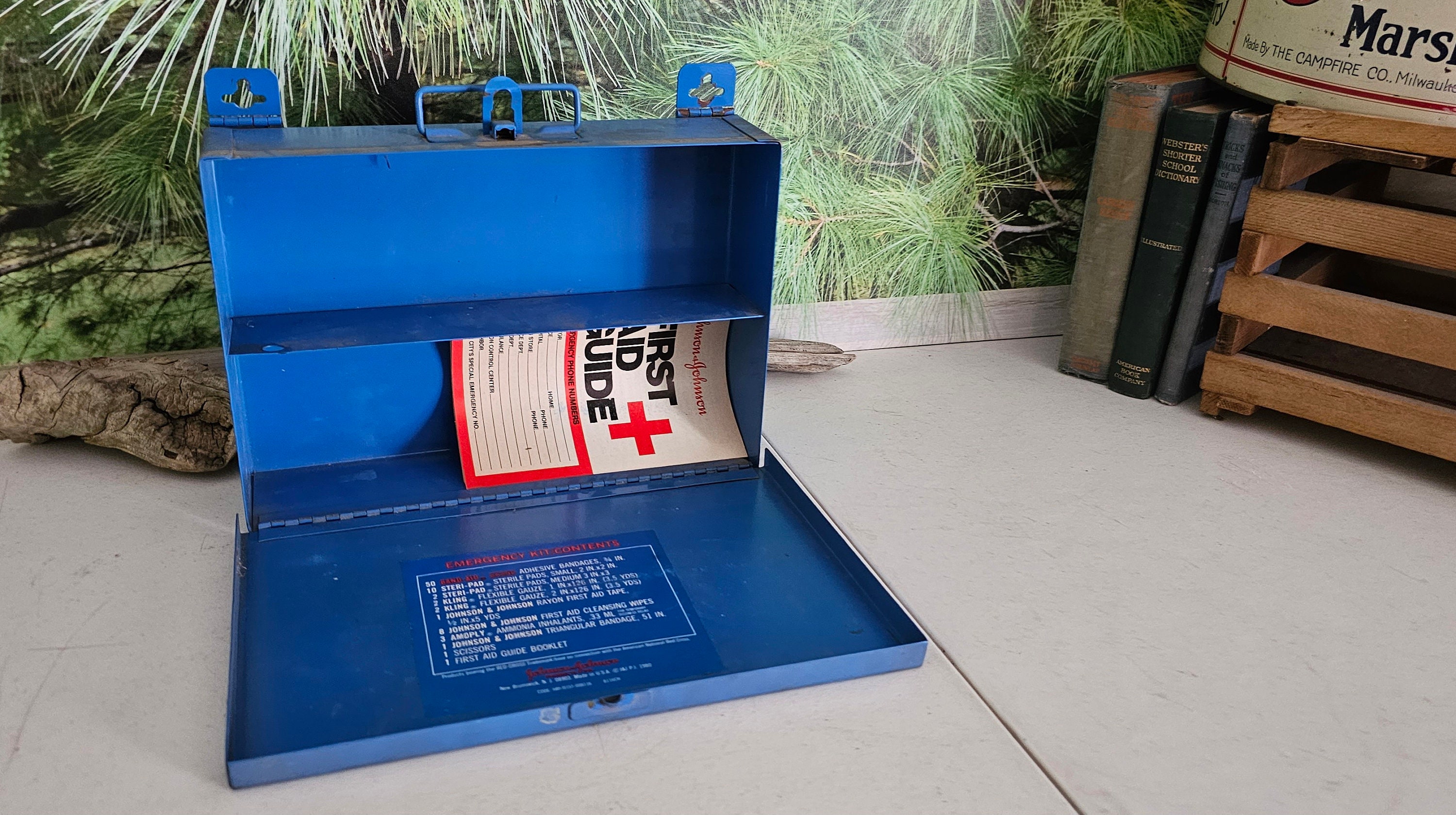 1980s Johnson & Johnson Emergency First Aid Kit 8116CH Blue