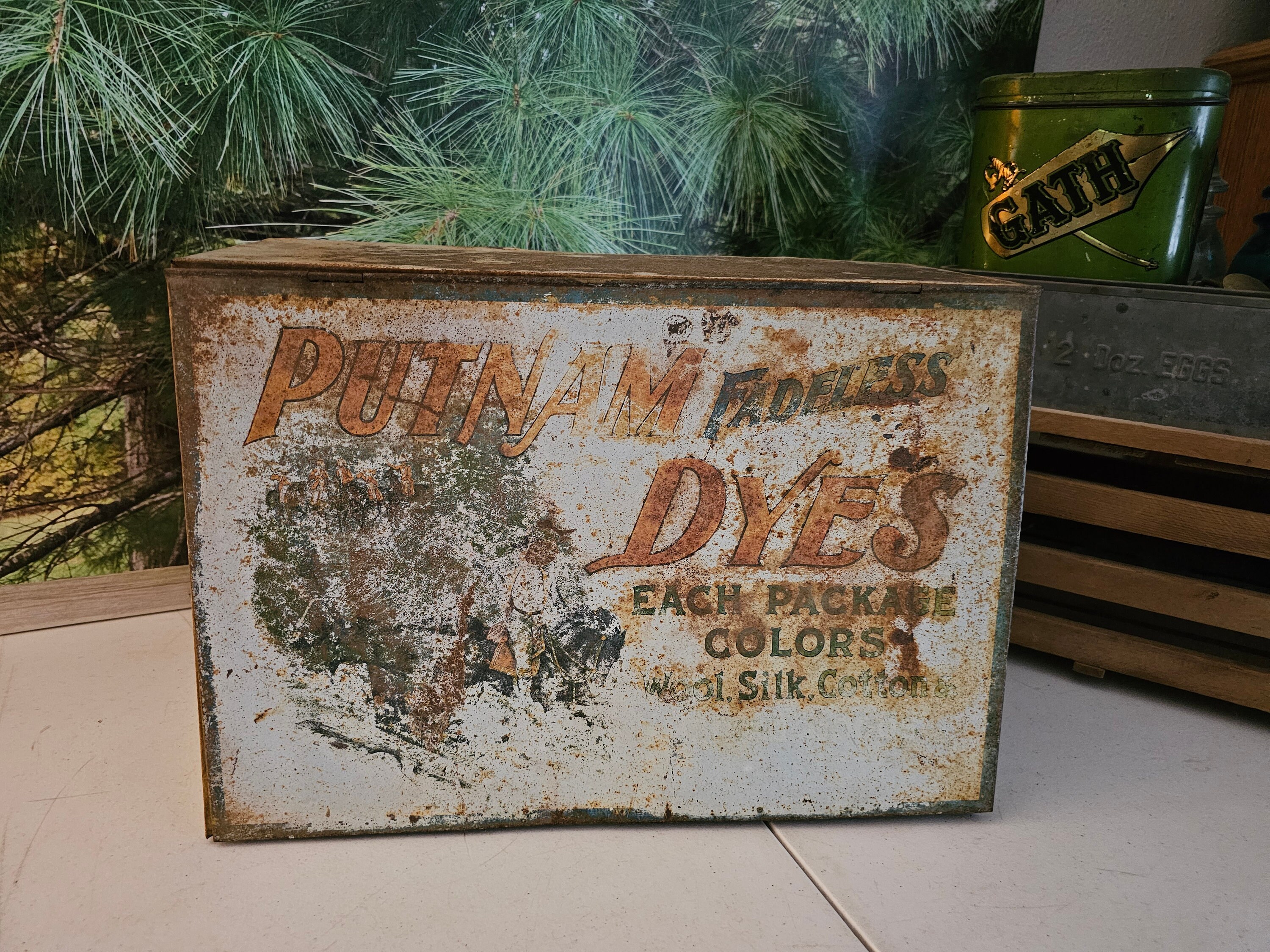 Antique 1920s Putnam Fadeless Dyes Metal Display Box