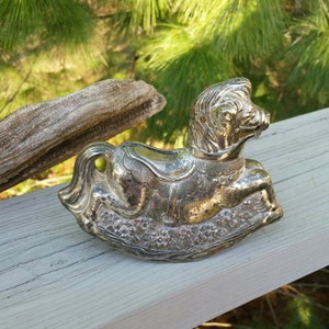 Banque de chevaux à bascule en métal argenté : figurine de collection pour chambre d'enfant
