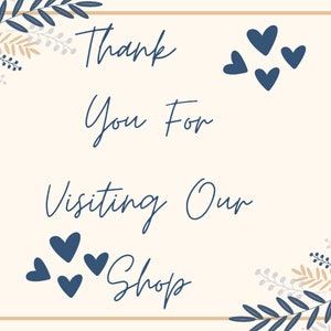 K&ouml;nnte beinhalten: Ein quadratisches Schild mit cremefarbenem Hintergrund und einem d&uuml;nnen goldenen Rand. Der Text Thank You For Visiting Our Shop ist in dunkelblauer Schreibschrift gehalten. Dunkelblaue Herzsymbole und botanische Blattillustrationen befinden sich in den Ecken.