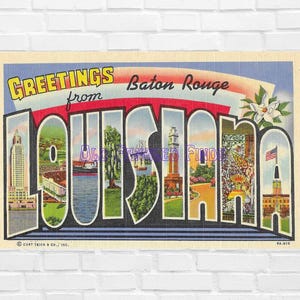 Puede incluir: Postal vintage con las palabras "GREETINGS from Baton Rouge" en amarillo y rojo. La palabra "LOUISIANA" está escrita con imágenes dentro de cada letra, mostrando lugares emblemáticos y paisajes locales. También se ven una flor blanca y la bandera estadounidense.