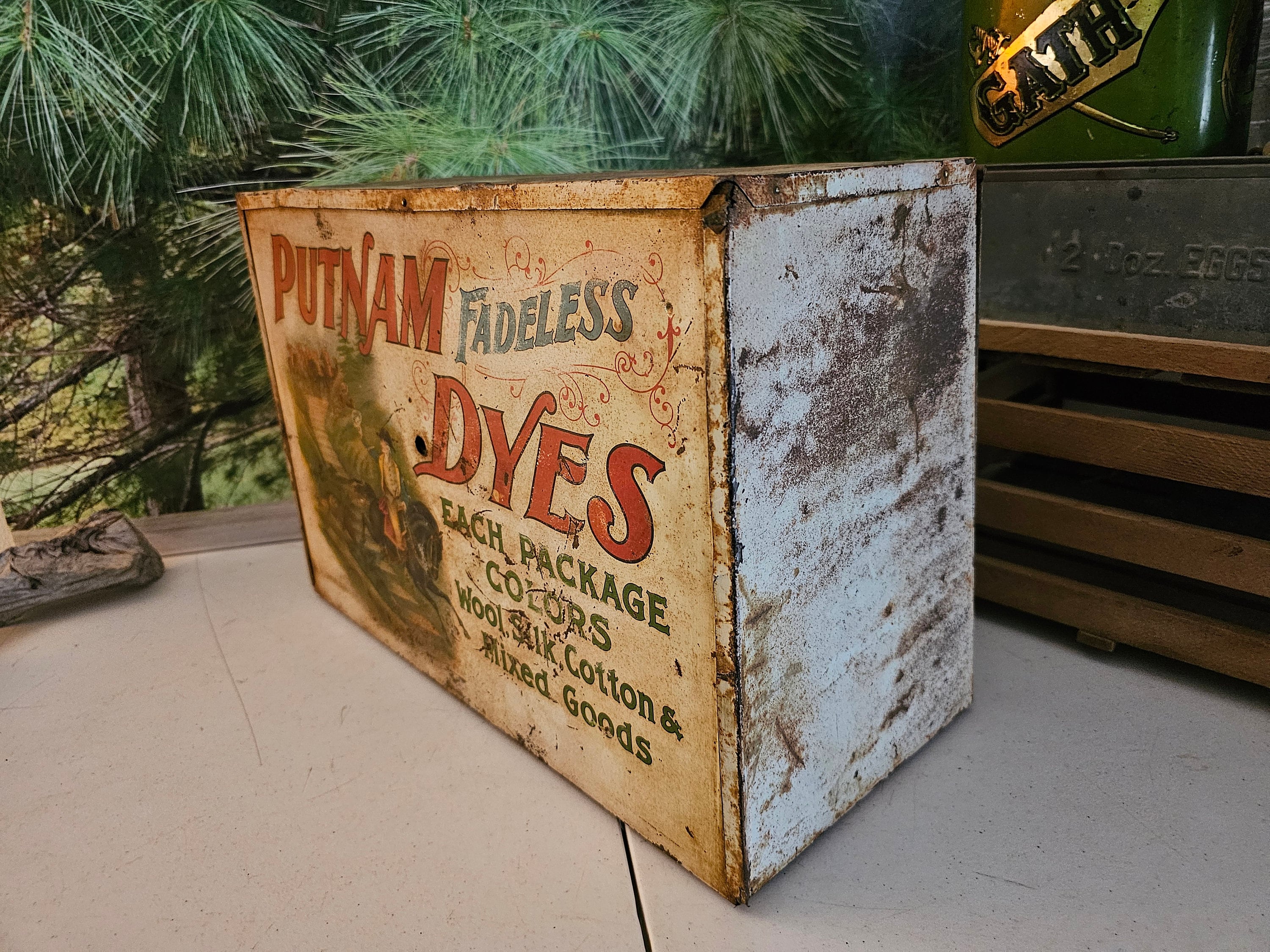 Antique 1920s Putnam Fadeless Dyes Metal Display Box