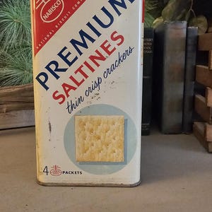 Vintage Nabisco Saltine Cracker Tin: 1950s Kitchen Decor