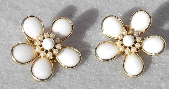 Kramer Large Whimsical White Daisy Clip Earrings f