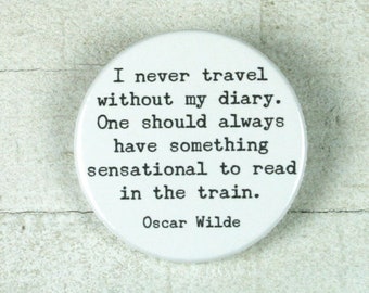 Quote Oscar Wilde "Ik reis nooit zonder mijn dagboek. Je moet altijd..." // Knoop of magneet // 38 mm
