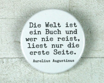 Citation d'Aurèle "Le monde est un livre et ceux qui ne voyagent jamais n'en lisent que la première page." // Bouton 38mm