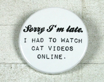 Veillez excuser mon retard. J'ai dû regarder des vidéos de chats en ligne. // Bouton ou aimant // 38 mm