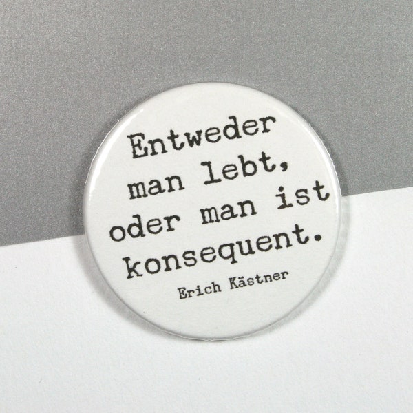 Zitat Erich Kästner "Entweder man lebt, oder man ist konsequent." // Button oder Magnet // 38 mm