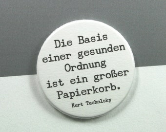 Zitat Kurt Tucholsky "Die Basis einer gesunden Ordnung ist ein großer Papierkorb." // Button oder Magnet // 38 mm