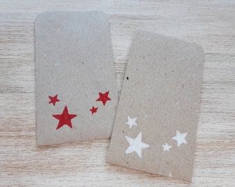 2 mini cadeauzakjes sterren rood en wit // 6 x 9 cm // handgemaakt van gerecycled schetspapier