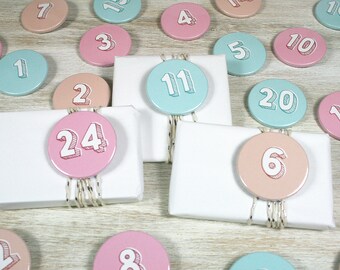 24 Adventskalender Buttons Pastell II (je 3,8cm) // Advent - Adventskalender - Weihnachten