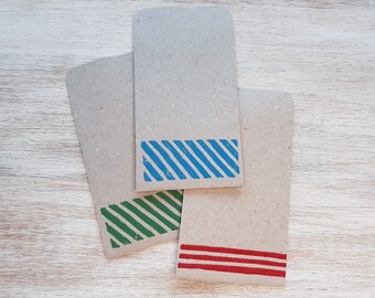 3 mini sacs cadeaux rayures rouge, vert et bleu // 6 x 9 cm // faits à la main à partir de papier à croquis recyclé