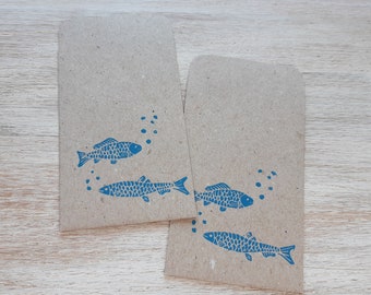 2 Mini Geschenktüten Fische // 6 x 9 cm // handgemacht aus recyceltem Skizzen-Papier