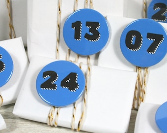 24 Adventskalender Buttons schwarz/weiß auf blau (je 3,8cm) // Advent - Adventskalender - Weihnachten