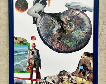 Puede incluir: Un collage enmarcado con un borde azul. La obra presenta una gran concha de amonita iridiscente, figuras y otros elementos surrealistas. El collage incluye un coche cubierto con una lona, una persona y un esqueleto.