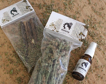 Peut inclure: Deux sachets en plastique transparent remplis d'herbes séchées et une petite bouteille en verre brun avec un vaporisateur blanc. Les sachets et la bouteille portent des étiquettes avec un logo noir et blanc d'un engrenage avec un lapin à l'intérieur. Le texte sur l'étiquette indique "STEAMPUNK RABBIT" et "Salt & Smoke".