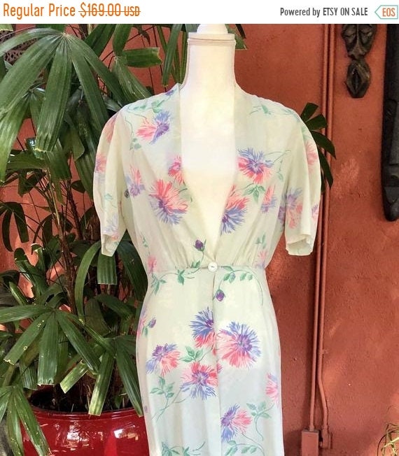 SALE 1940s Cold Rayon Dressing Gown ML