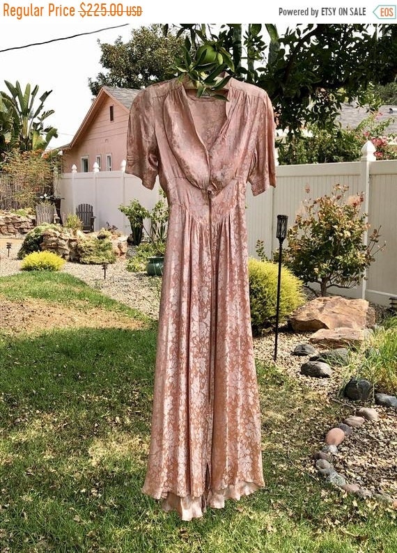 SALE 1940s Rayon Satin Damask Pink Dressing Gown S