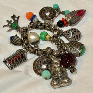 Pulsera con dijes asiáticos Napier de mediados de siglo (años 50)