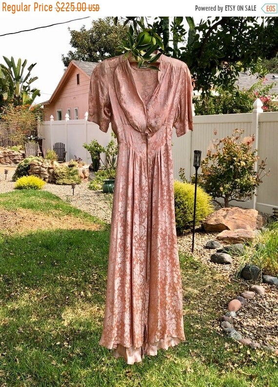 SALE 1940s Rayon Satin Damask Pink Dressing Gown S