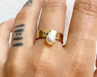 Dangle Pearl Ring ~ Brass Band ~ Thick Band Ring ~ Dangle Charm Ring ~ Pearl Ring ~ Minimalist Ring ~